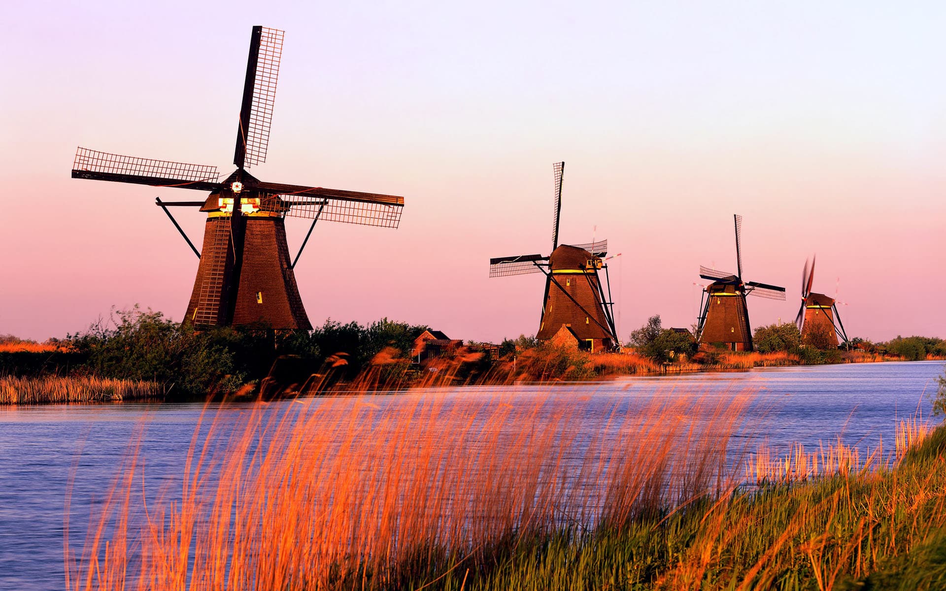 Paisagem da Holanda com moinhos ao entardecer